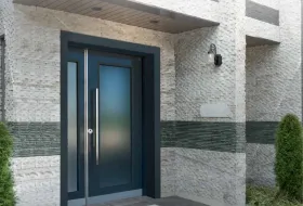 apartman kapısı