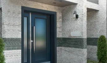 apartman kapısı